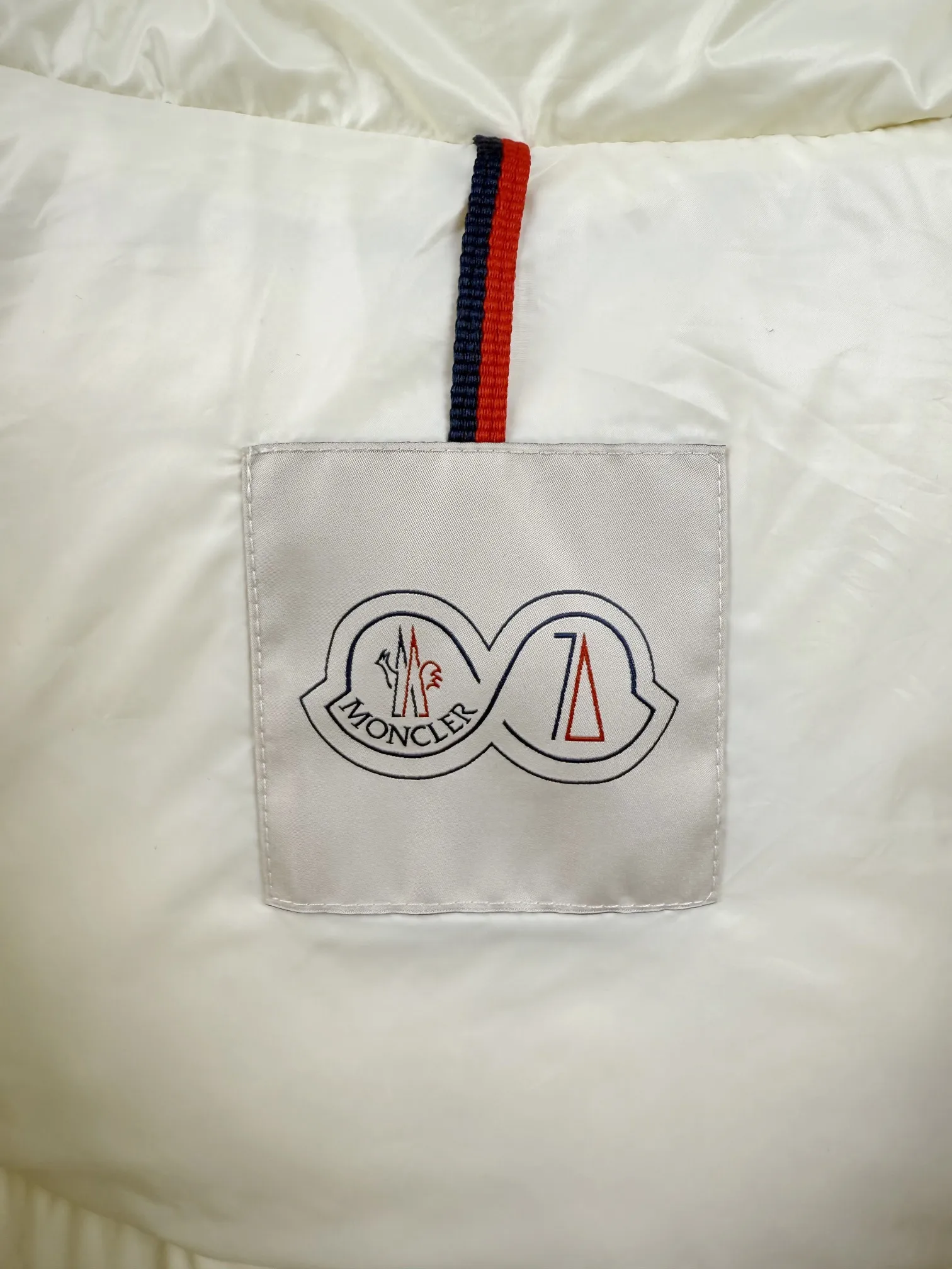 P390 Moncler/ 2026 70 、 。 DNA ， ， 。 Classic ， 、 。 Classic 70 。 Quality， 90 ，Premium Quality ， ，Black ！ Sizes M-3XL